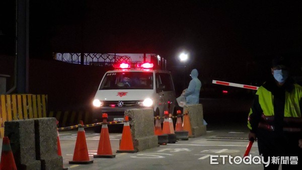 ▲▼武漢撤回台灣包機全面檢疫，疑似有病患躺在救護車被送出。（圖／記者黃彥傑攝）