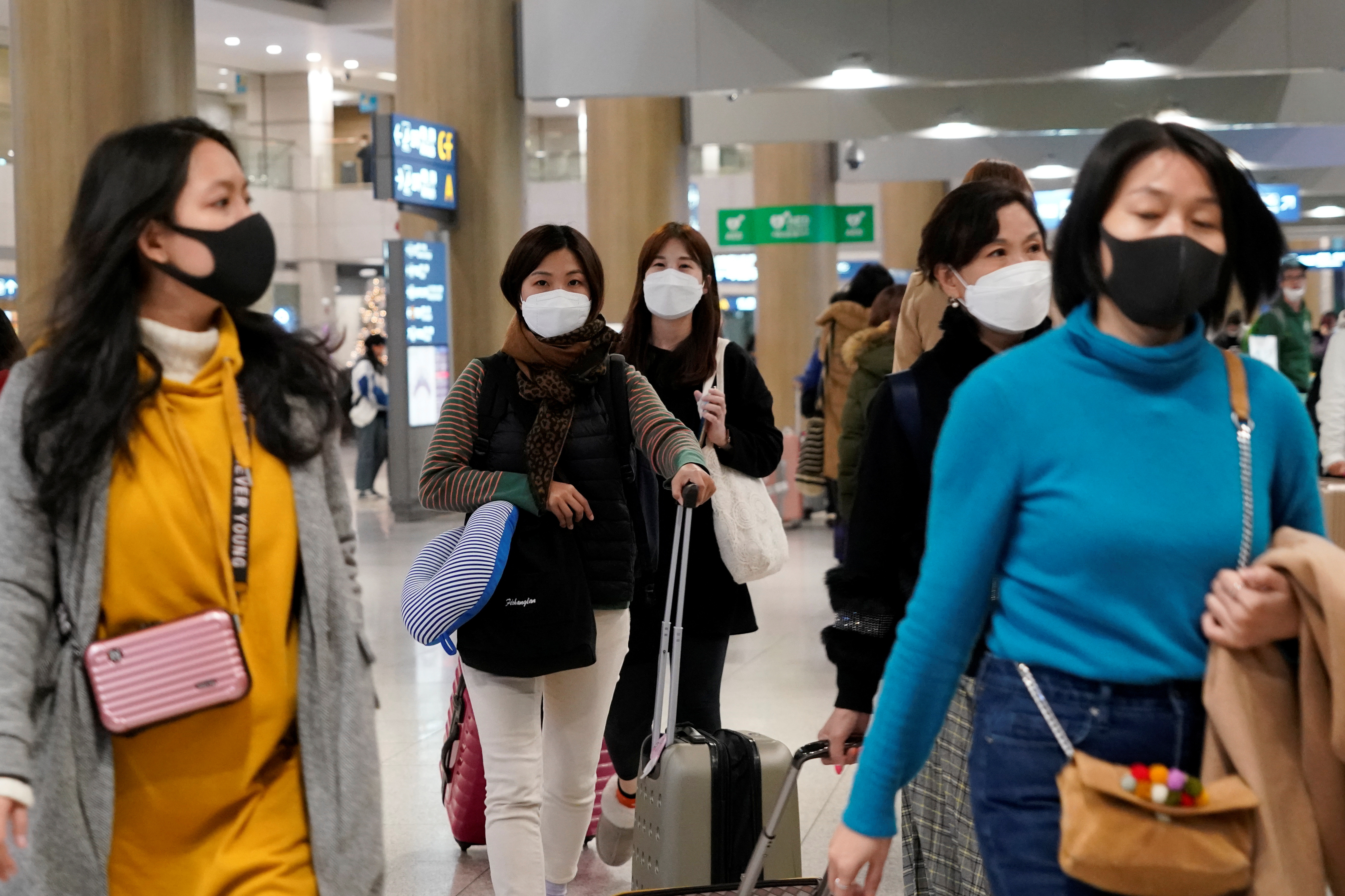 ▲▼南韓仁川機場旅客紛紛戴上口罩。（圖／路透）