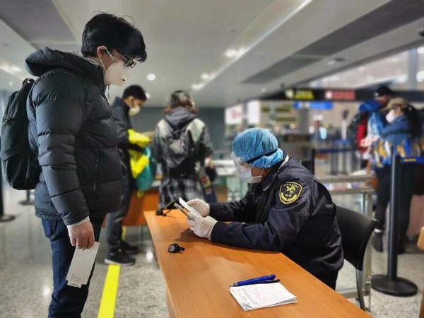 ▲上海兩大機場出入境旅客必需填報出入境健康申明卡。（圖／翻攝 上觀新聞）