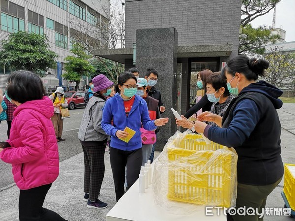 ▲彰化愛康製藥廠免費發放1千瓶酒精。（圖／記者唐詠絮攝）