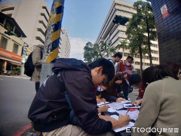 ▲台灣基進到市府旁擺攤連署罷韓         。（圖／台灣基進提供）