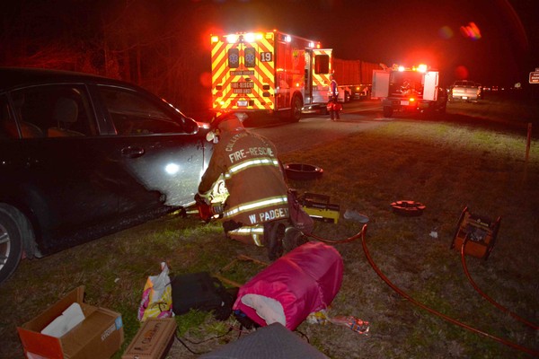 ▲▼婦人雙手遭車輛壓住，用腳趾播911求救。（圖／取自Colleton County Fire-Rescue）