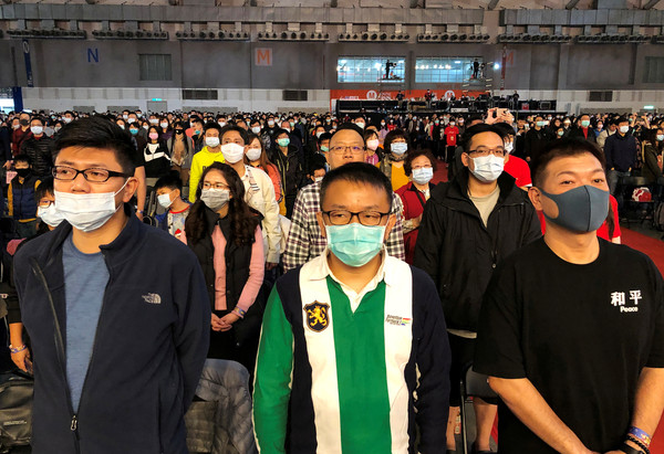 ▲▼ Foxconn employees wearing masks attend the company`s year-end gala in Taipei（圖／路透）