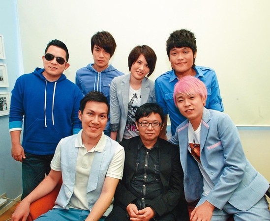 青峰（前排右）2004年以蘇打綠主唱身分出道，10多年來演藝事業與經紀人林暐哲（前排中）緊密相連，雙方關係情同父子。（東方IC)