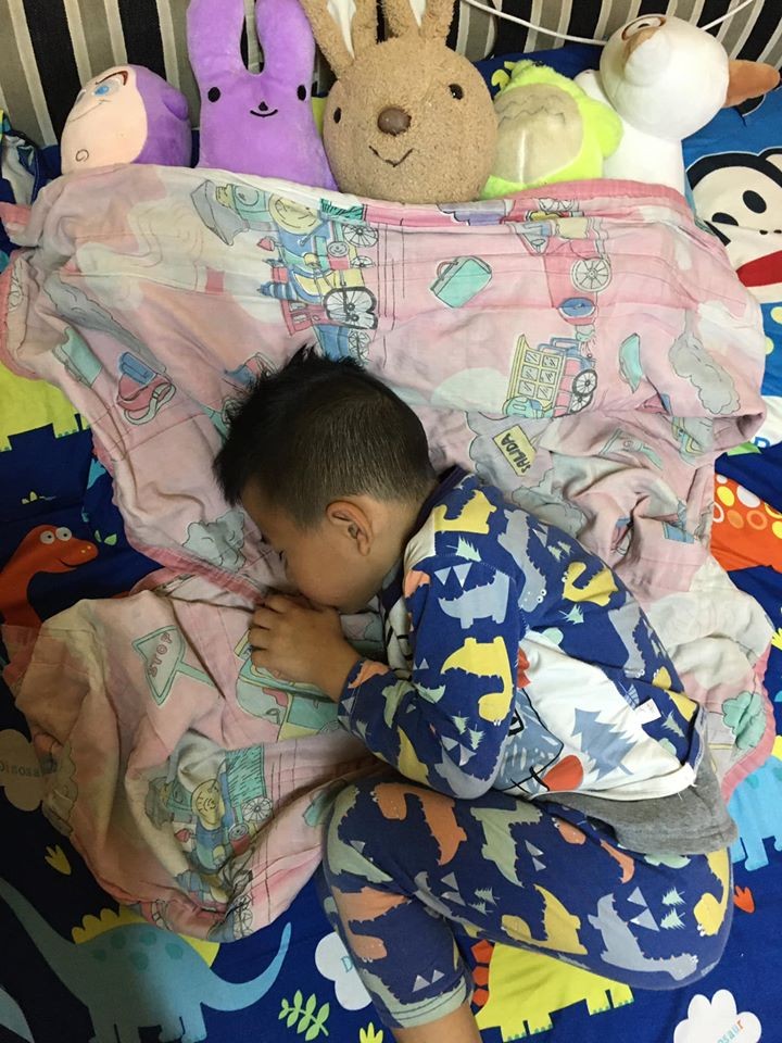 ▲▼兒子把棉被枕頭讓給娃娃睡。（圖／曾姓網友授權提供）
