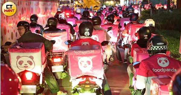 全台各道路上皆可見到「熊貓」與「Uber Eats」2大美食外送平台的身影，成了台灣街道上奇特的景象。（圖／趙世勳攝）