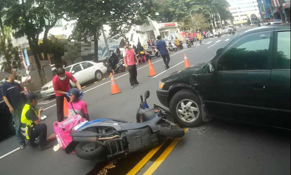 許多外送員為了趕時間送餐，忽略了行車安全，因而造成多起行車事故。（圖／報系資料庫）