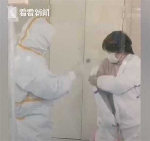 ▲▼湖北黃崗市79歲媽媽感染武漢肺炎無法自理，女兒哭求進隔離病房陪護。（圖／翻攝自看看新聞）