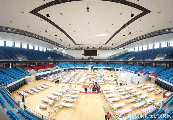 ▲洪山體育館擺滿800張病床。（圖／翻攝自微博／北京晚報北晚視覺網网）
