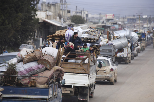 ▲敘利亞伊德利卜省（Idlib）居民逃離家園戰火。（圖／達志影像／美聯社）
