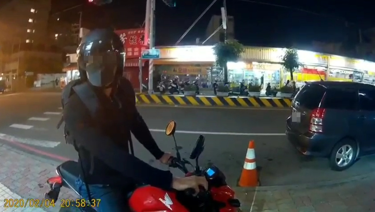 ▲史上最尷尬67秒！台南騎士揍人搶手機　轉頭落跑「發不動機車」。（圖／翻攝自臉書／翻轉大台南交通違規）