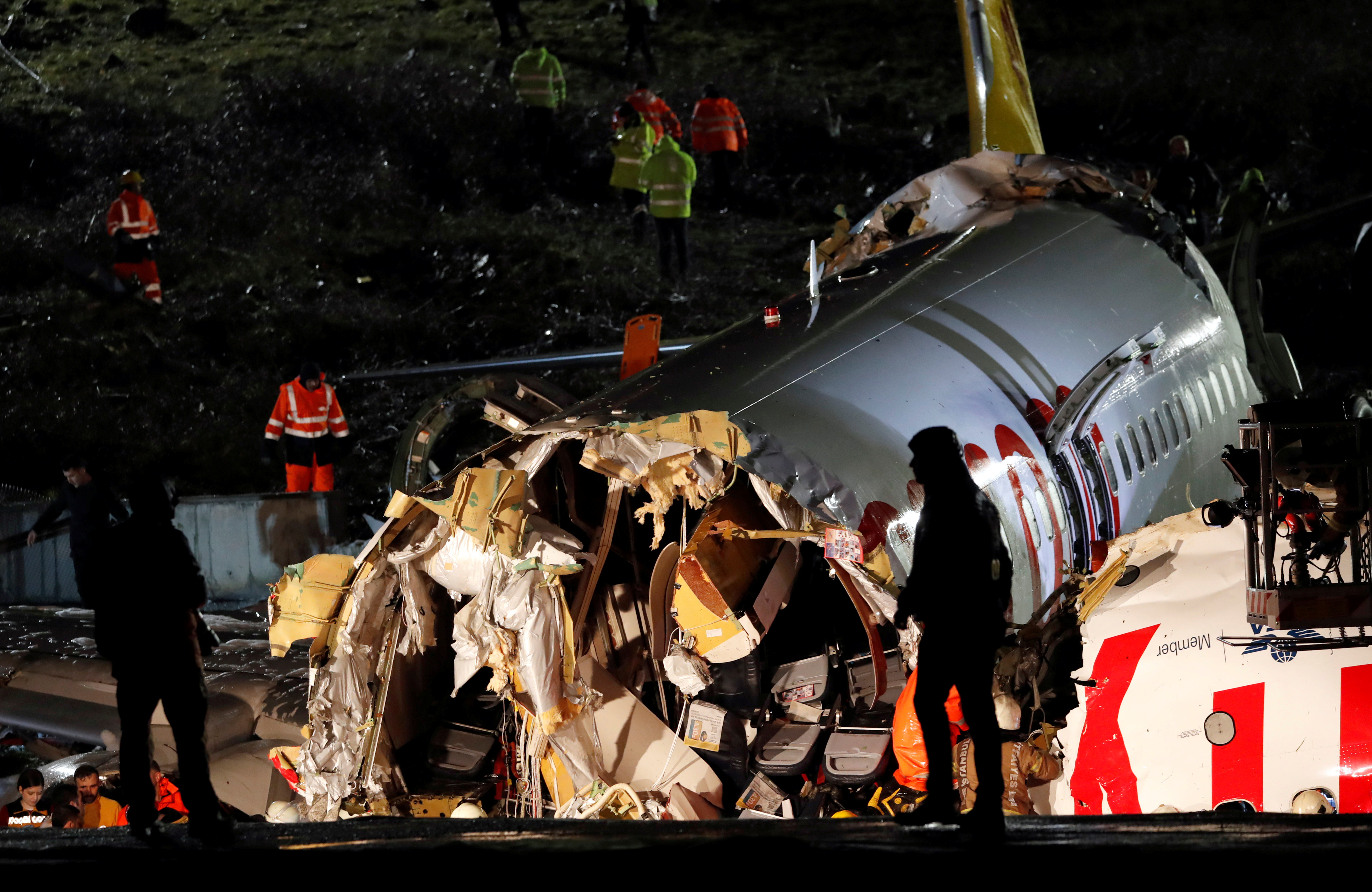 ▲▼土耳其客機強風硬降落！　滑出跑道「機身斷3截」1死157傷。（圖／路透）