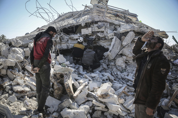 ▲敘利亞伊德利卜省被叛軍把持，遭政府空襲，公民防衛與人道救援組織「白頭盔」（White Helmets）救難。（圖／達志影像／美聯社）
