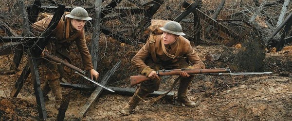 兩個小兵冒險穿越戰場傳達命令，《1917》用一鏡到底講述英勇故事，情節簡單但壓迫氣氛與視覺效果卻驚人。（UIP提供）