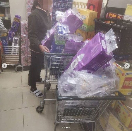 ▲森美曝光香港超市搶購衛生紙狀況。（圖／翻攝自森美Instagram）