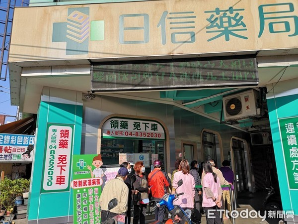 ▲▼彰化目前排人龍，藥師出面說明現況。（圖／記者唐詠絮攝）