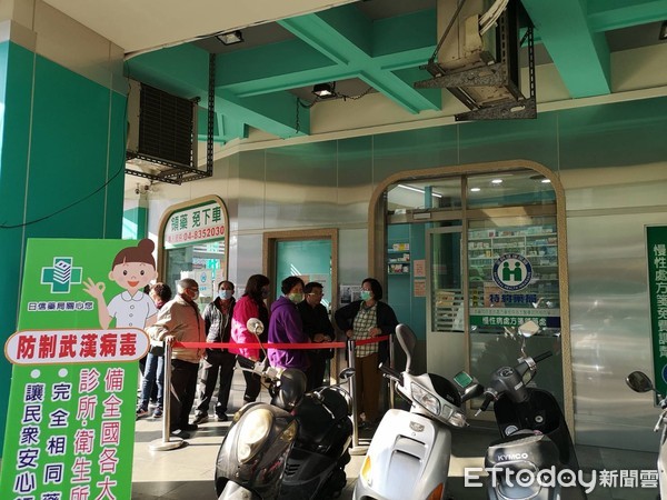 ▲▼彰化目前排人龍，藥師出面說明現況。（圖／記者唐詠絮攝）