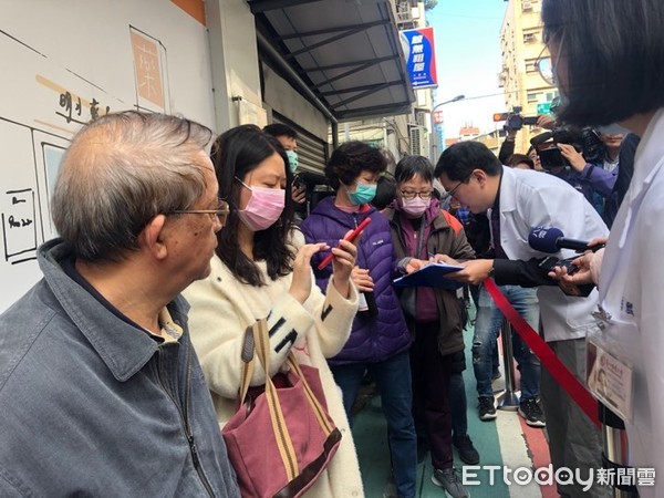 ▲▼口罩實名制首日，台北保德明水藥局大排長龍。（圖／記者陳涵茵攝）