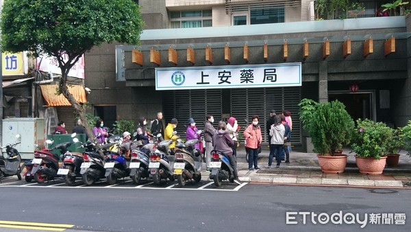 ▲▼口罩實名制首日，永和上安藥局一早現人龍。（圖／記者黃士原攝）