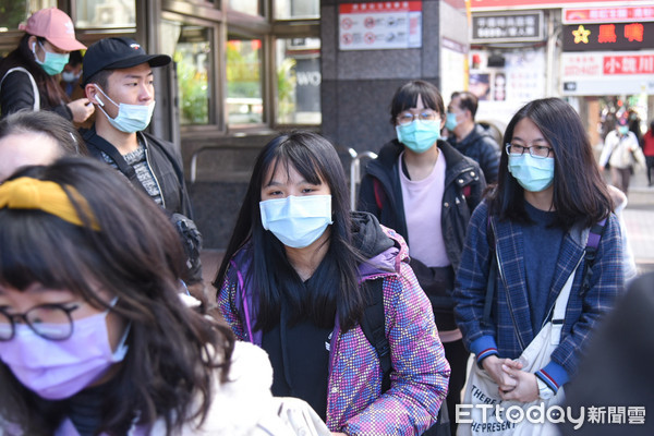 ▲防範武漢肺炎傳染，台北市民眾戴口罩通勤。（圖／記者林敬旻攝）