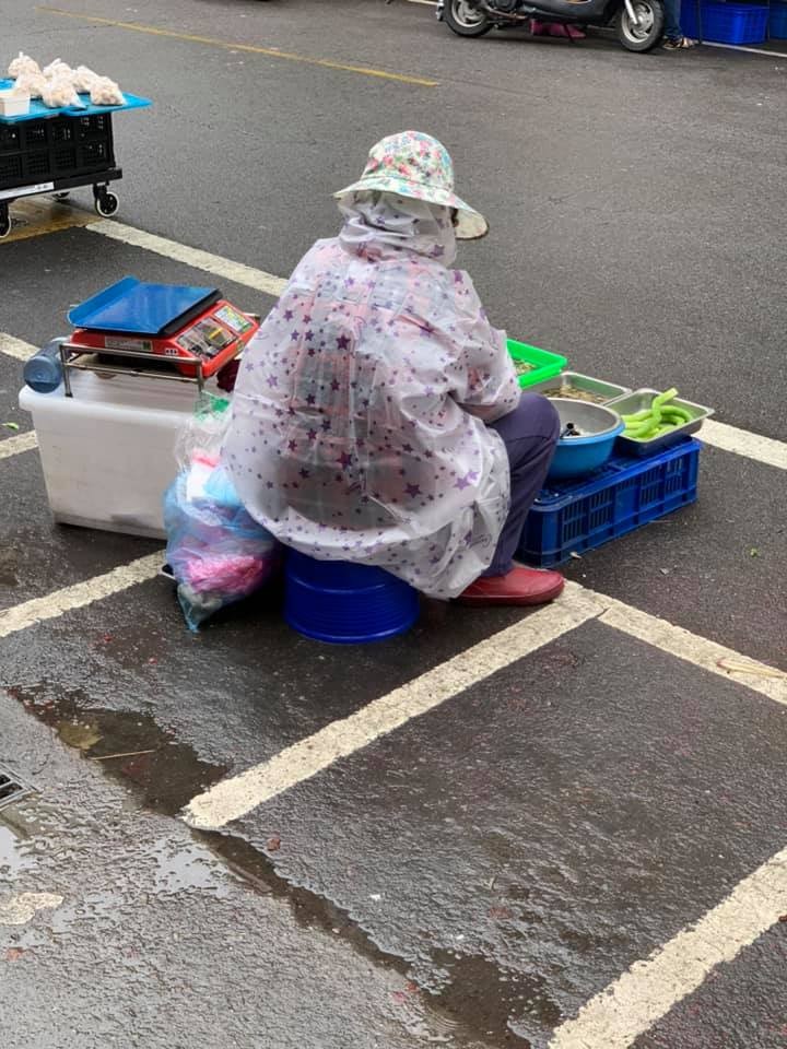 大嬸：垃圾車停妳旁邊，東西都臭的！　賣菜阿姨溫暖回應…對方無言轉身。（圖／翻攝「爆怨公社」臉書社團）