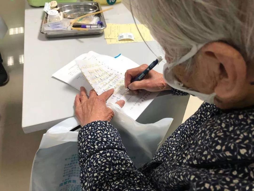 ▲▼ 64歲兒子感染，90歲老母親留下手寫信。（圖／翻攝自微博）