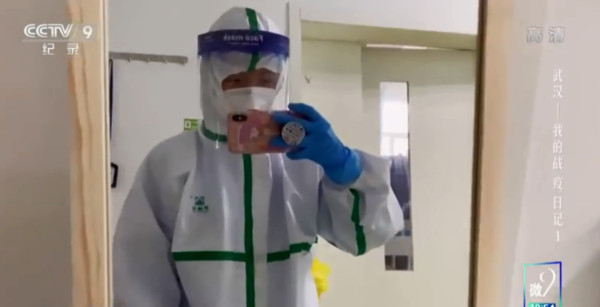 ▲一線抗戰護士胡雪珺記錄真實工作畫面。（圖／翻攝自CCTV，下同）