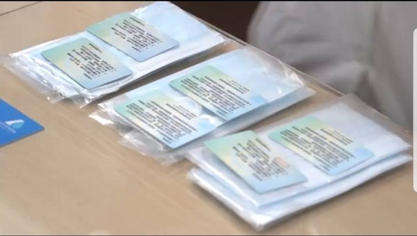 ▲嘉義市藥局領口罩。（圖／記者翁伊森翻攝）