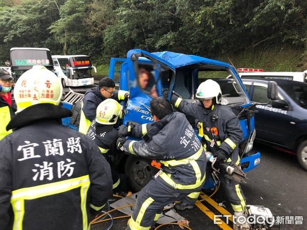 ▲▼蘇花公路小貨車與統聯客車相撞，小貨車車頭嚴重變形，警動用破壞器材救人，共4傷送醫。（圖／記者游芳男翻攝，下同）