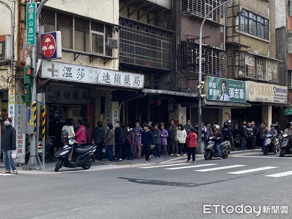 ▲藥局開賣口罩，新北市民眾排隊狀況。（圖／記者羅婉庭攝）