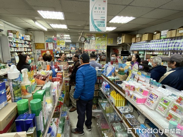 ▲藥局開賣口罩，新北市民眾排隊狀況。（圖／記者羅婉庭攝）