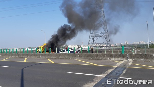 ▲雲林台78線東往西32公里發生拖吊車行進中起火燃燒事故，風勢助長濃煙大火，所幸駕駛及時逃離，虛驚一場。（圖／記者蔡佩旻翻攝）