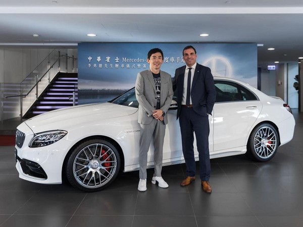 李勇德得到由中華賓士董事總經理Andreas Binder代表原廠贈予的Mercedes-AMG C 63 S（市價約為553萬元），以表彰其獲得Mercedes-AMG年度車手總冠軍。（圖片提供：中華賓士）