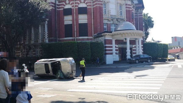 ▲▼總統官邸旁車禍，二車對撞。（圖／記者黃彥傑攝）