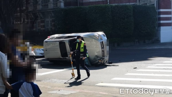 ▲▼總統官邸旁車禍，二車對撞。（圖／記者黃彥傑攝）