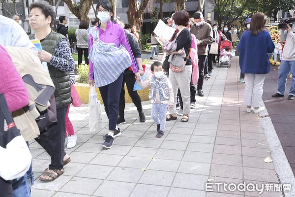 ▲▼美廉社發送3000片兒童口罩。（圖／記者黃克翔攝）