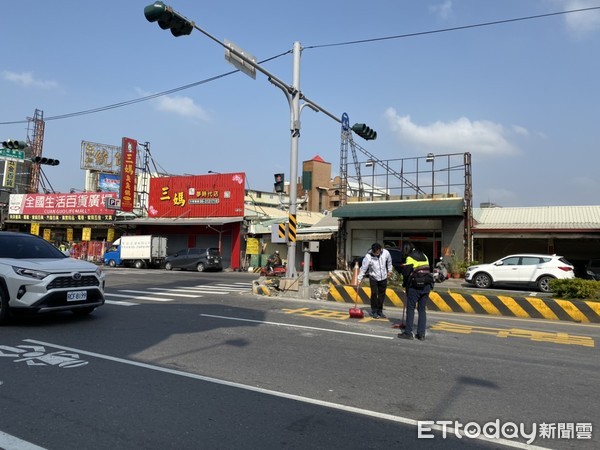 ▲25歲柳姓男子駕車行經永康區中華路與勝華街口，疑自撞分隔島翻車，永康分局復興派出所到場疏導與通報拖吊車排除障譺，員警並清掃玻璃碎片。（圖／記者林悅翻攝，下同）