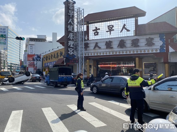 ▲25歲柳姓男子駕車行經永康區中華路與勝華街口，疑自撞分隔島翻車，永康分局復興派出所到場疏導與通報拖吊車排除障譺，員警並清掃玻璃碎片。（圖／記者林悅翻攝，下同）