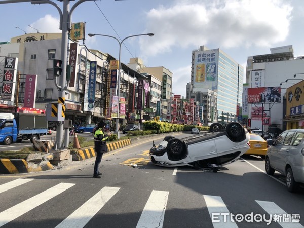 ▲25歲柳姓男子駕車行經永康區中華路與勝華街口，疑自撞分隔島翻車，永康分局復興派出所到場疏導與通報拖吊車排除障譺，員警並清掃玻璃碎片。（圖／記者林悅翻攝，下同）