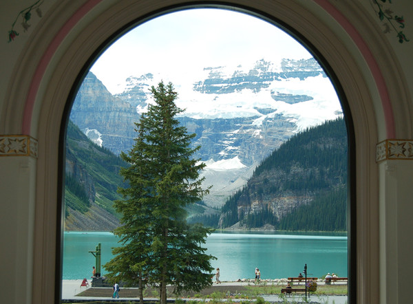 ▲「世界最美窗戶」就在露易絲湖城堡飯店！（圖／dreamstime提供）