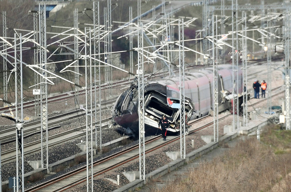 ▲▼ 義大利北部6日清晨發生高速列車脫軌事故，已知2人喪命，至少28人受傷。 。（圖／路透）