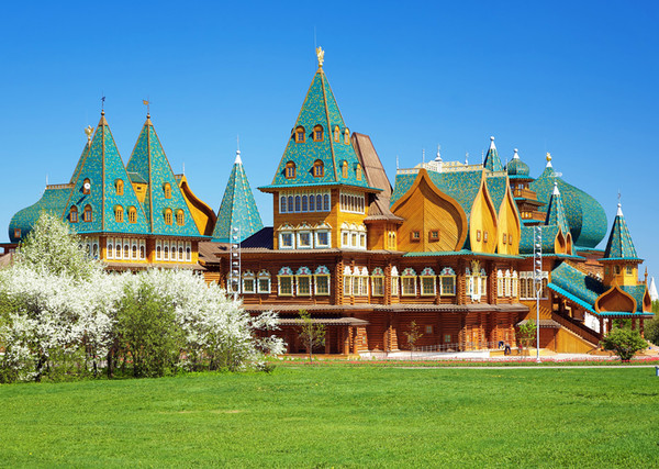 ▲被譽為世界第八大奇蹟、童話般外表的木造宮殿，就位在歷代沙皇們最喜歡的渡假莊園裡（圖／dreamstime提供）