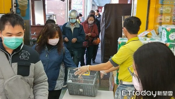 ▲▼只要是口罩就好！200公尺人龍搶光南宜蘭店免費4000個口罩。（圖／記者游芳男攝，下同）