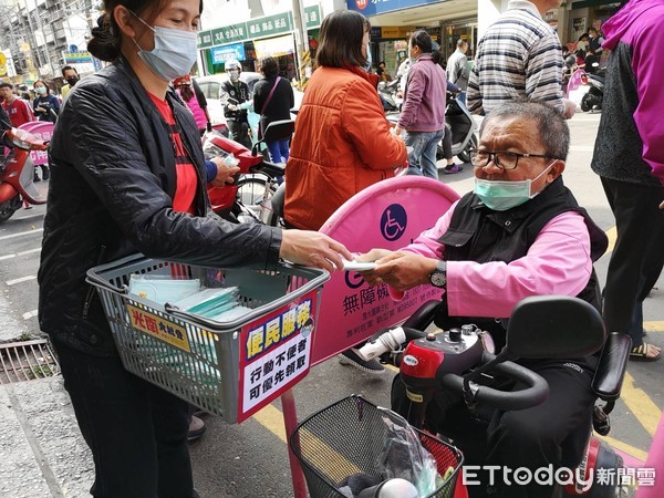 ▲▼員林光南發口罩。（圖／記者唐詠絮攝）