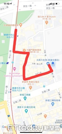 ▲民眾排隊領免費口罩，隊伍排過好幾條街。（圖／翻攝自google地圖）