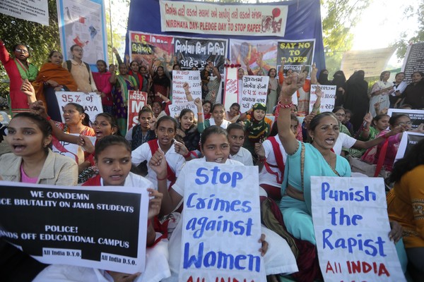 ▲印度阿默達巴德（Ahmadabad）民眾走上街頭抗議針對女性的性暴力。（圖／達志影像／美聯社）