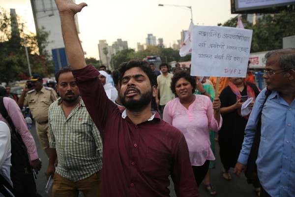 ▲印度阿默達巴德（Ahmadabad）民眾走上街頭抗議針對女性的性暴力。（圖／達志影像／美聯社）