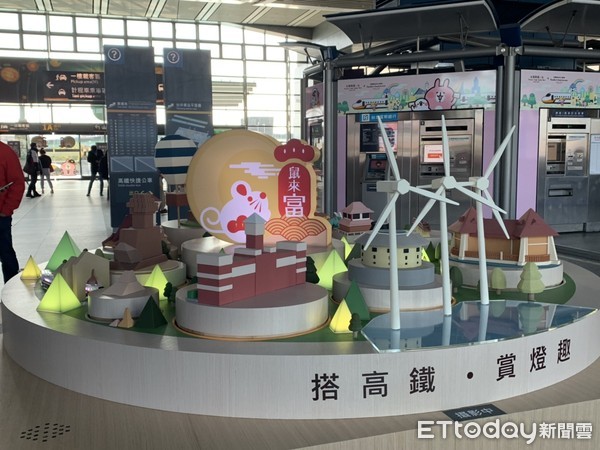 ▲▼高鐵台中站設有「搭高鐵．遊台灣光影音樂盒」互動裝置。（圖／記者李宜秦攝）