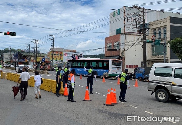 ▲▼警方呼籲自行開車前往民眾請配合管制及疏導。（圖／龍潭警分局提供）