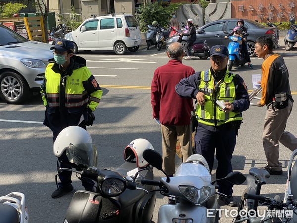 ▲台南市警一分局員警逕舉發民眾機車違規停車引起民怨，民眾是因要領口罩不得已才規停車，認為警方開單告發依法有據，卻不近情理。（圖／記者林悅攝，下同）